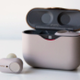 Ilustración para el artículo titulado Se filtran fotos de la nueva generación de los excelentes auriculares con cancelación de ruido de Sony